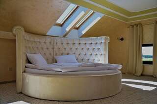 Отели типа «постель и завтрак» Targowski Dwór Mazury Dźwierzuty Улучшенный номер с кроватью размера «queen-size»-1